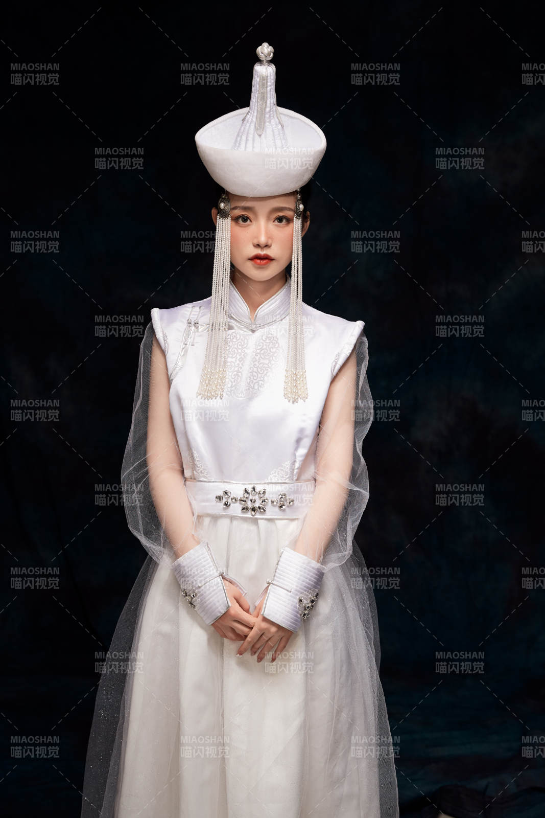 穿着蒙古族服饰的亚洲青年女性图片