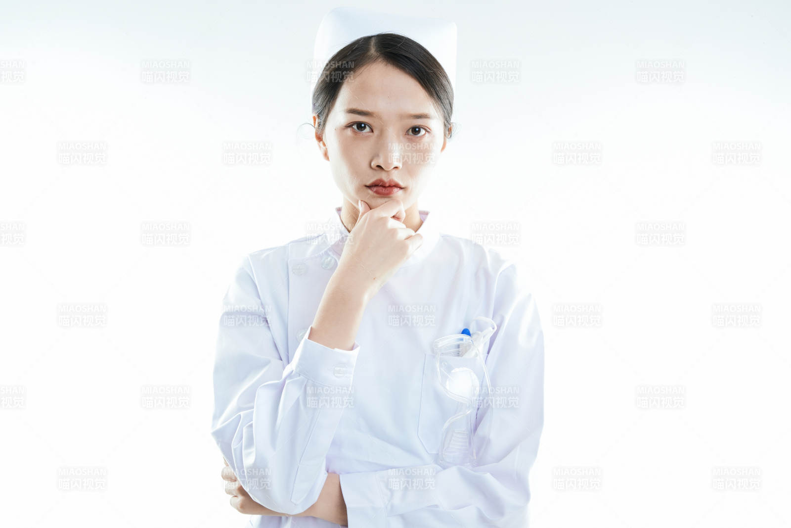 身穿护士的年轻女性医护人员图片