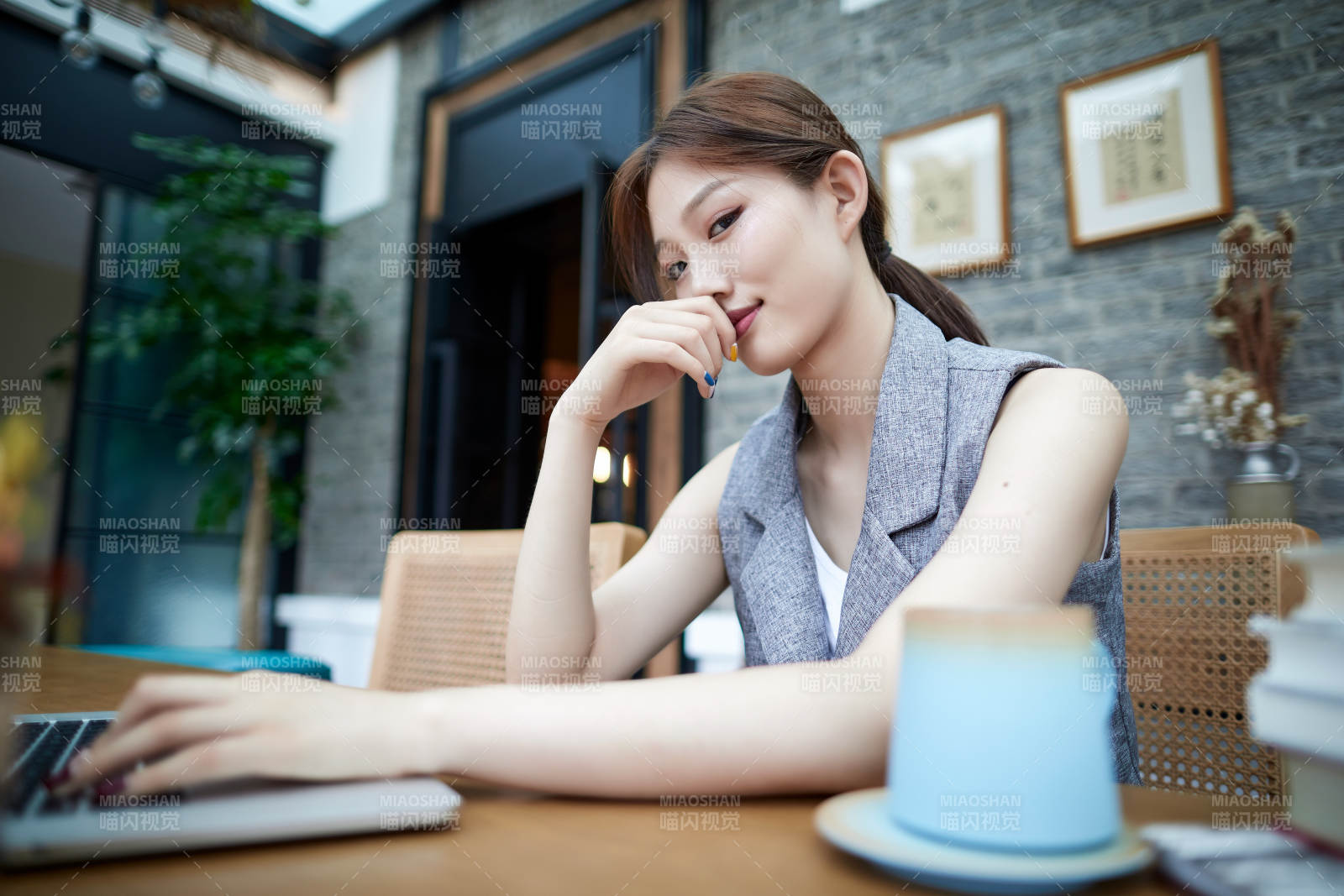 在室内使用电脑办公的亚洲白领女性图片