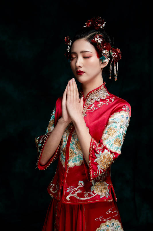 穿着中式秀禾服的亚洲少女图片