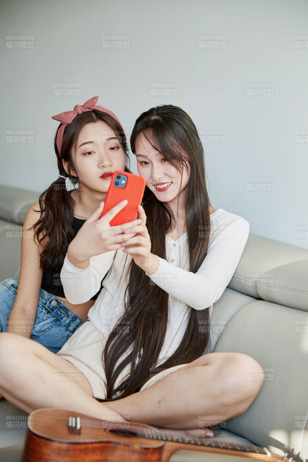 在家做主播直播的亚洲年轻闺蜜少女图片