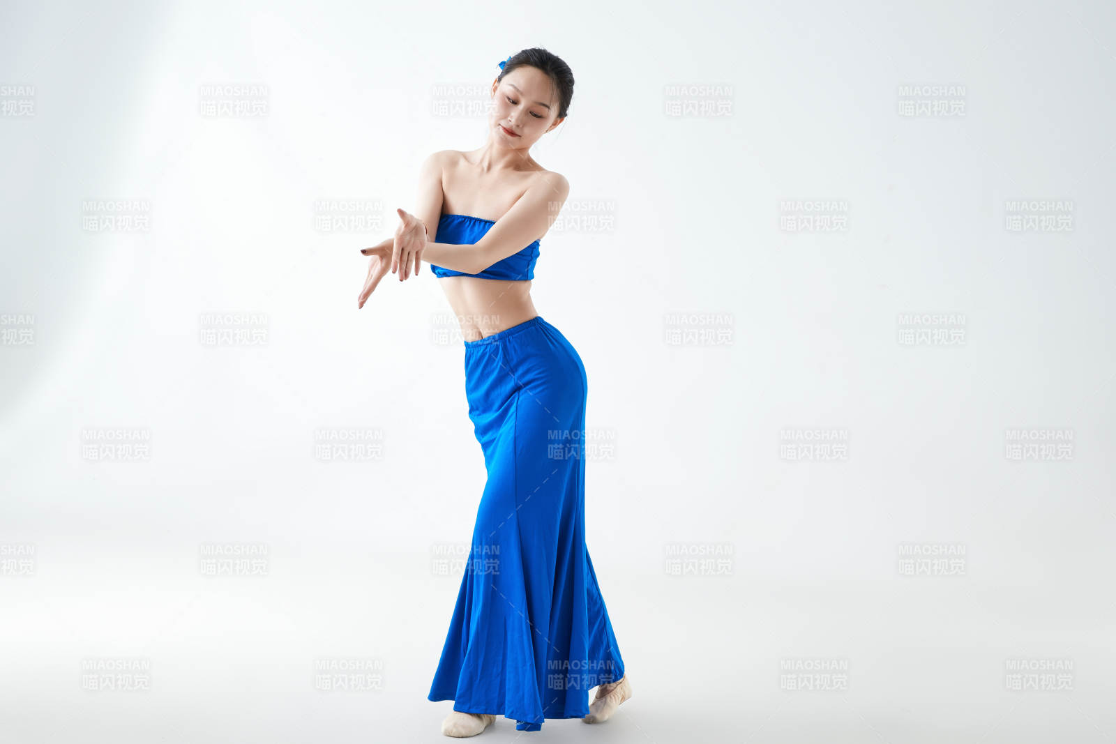 穿着傣族服饰跳孔雀舞的少女图片