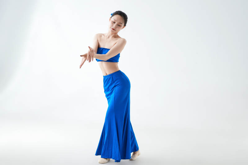 穿着傣族服饰跳孔雀舞的少女图片