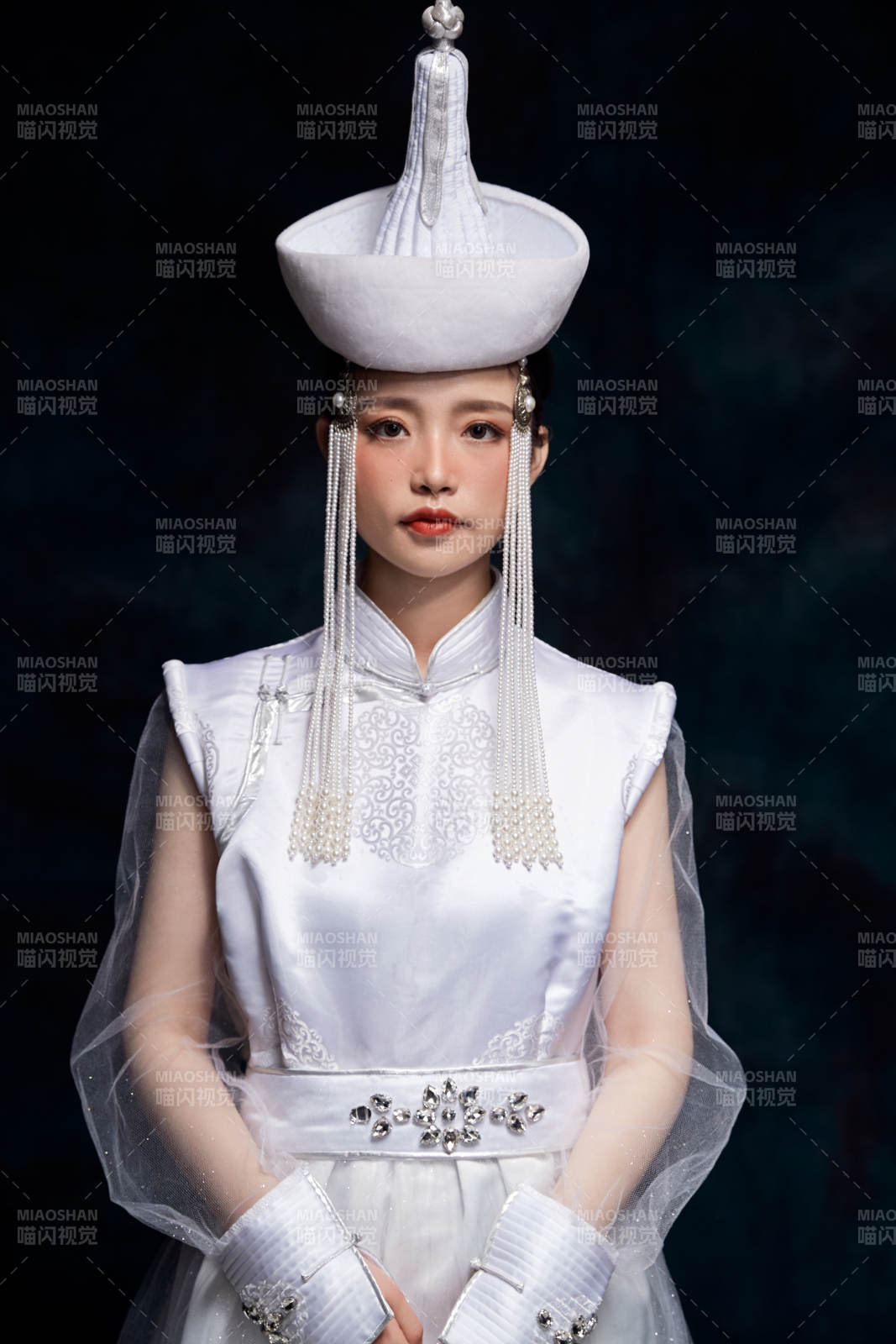 穿着蒙古族服饰的亚洲青年女性图片