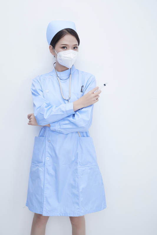 穿护士服戴听诊器口罩和手执针筒的美女护士图片