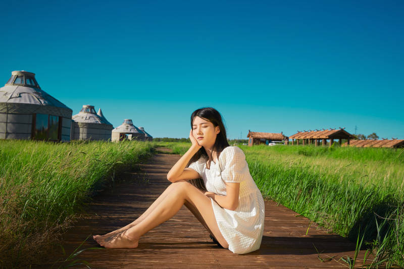 盛夏在草原湿地公园游玩的姑娘图片