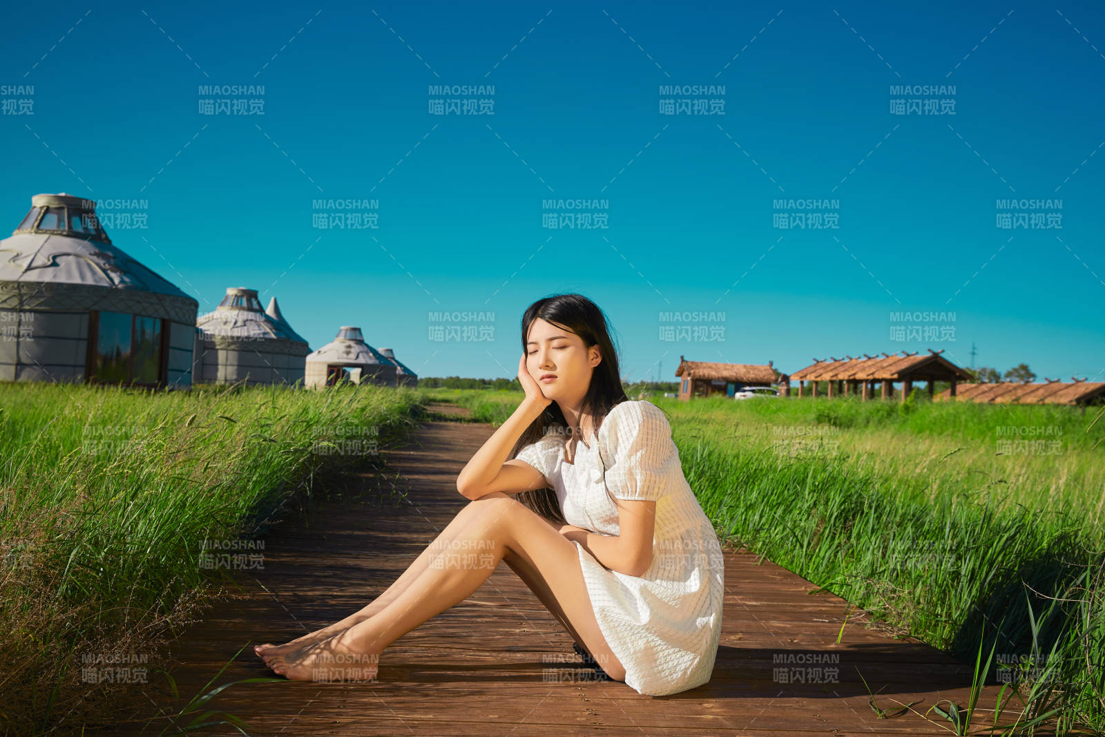 盛夏在草原湿地公园游玩的姑娘图片