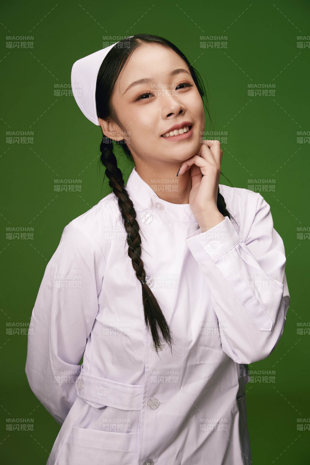 身穿白色护士服的年轻护士形象图片