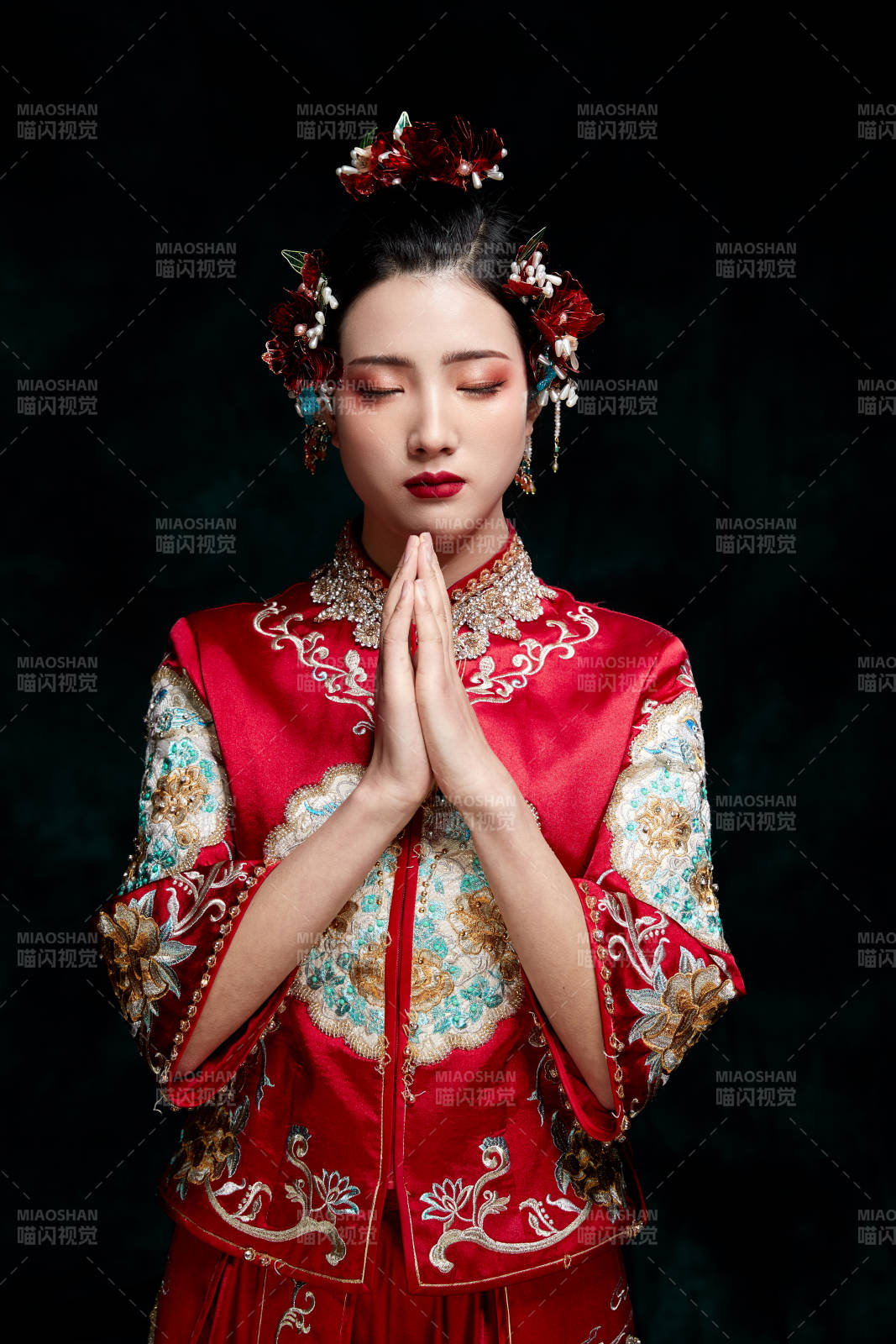 穿着中式秀禾服的亚洲少女图片