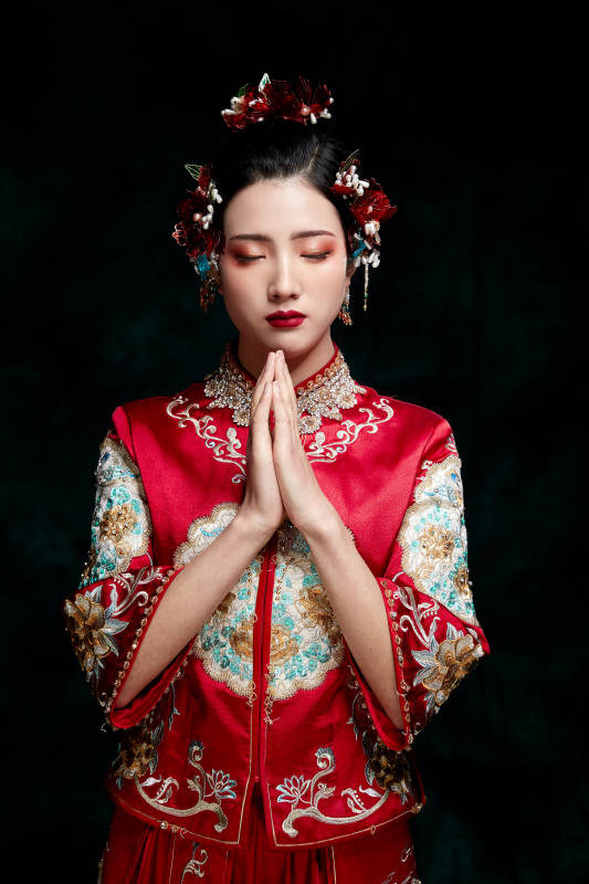 穿着中式秀禾服的亚洲少女图片