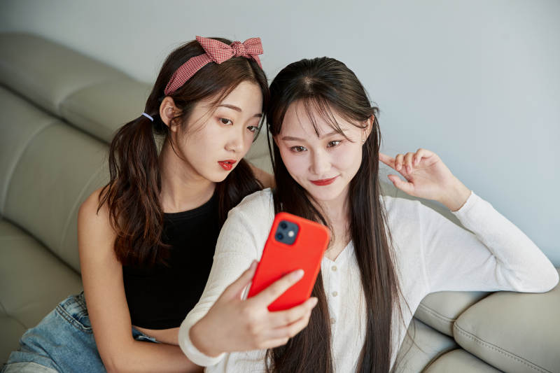 在家做主播直播的亚洲年轻闺蜜少女图片