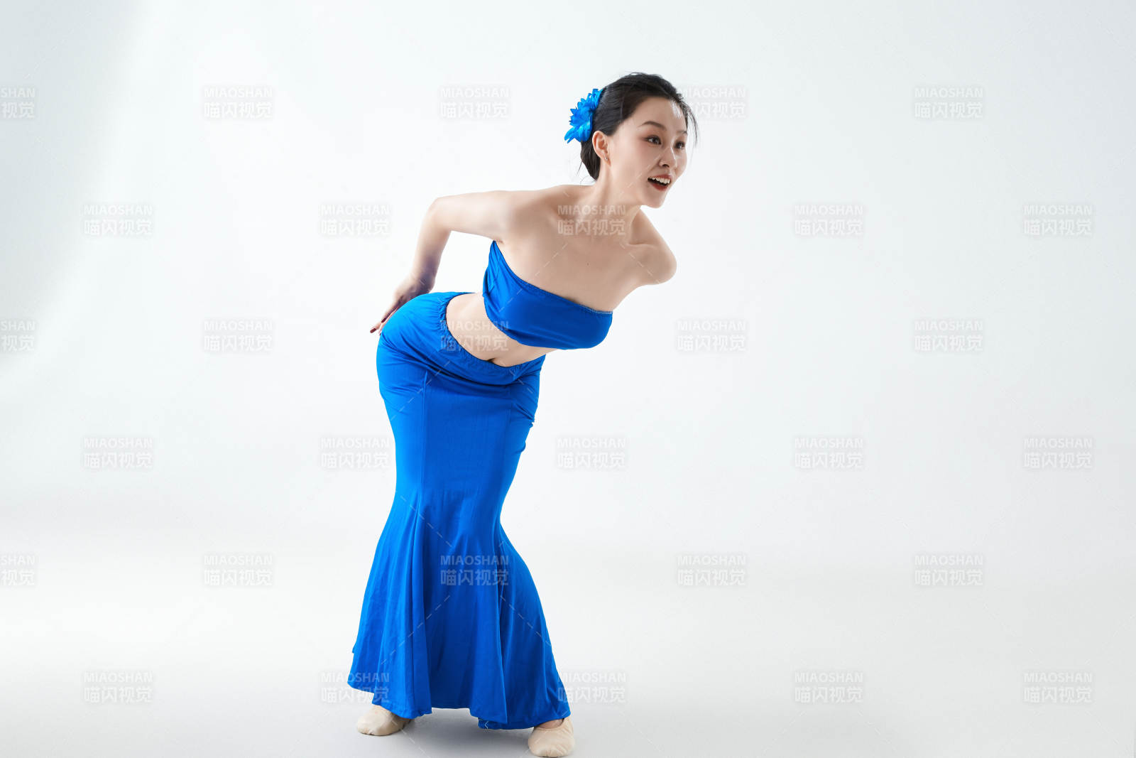 穿着傣族服饰跳孔雀舞的少女图片