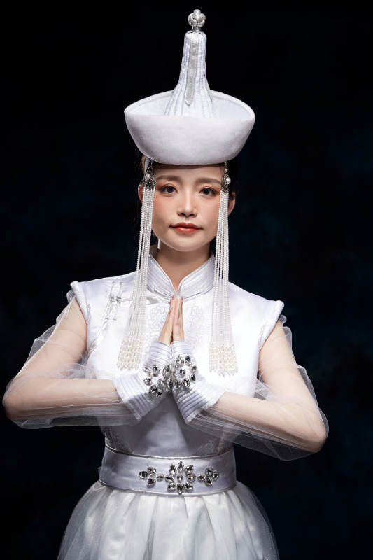 穿着蒙古族服饰的亚洲青年女性图片