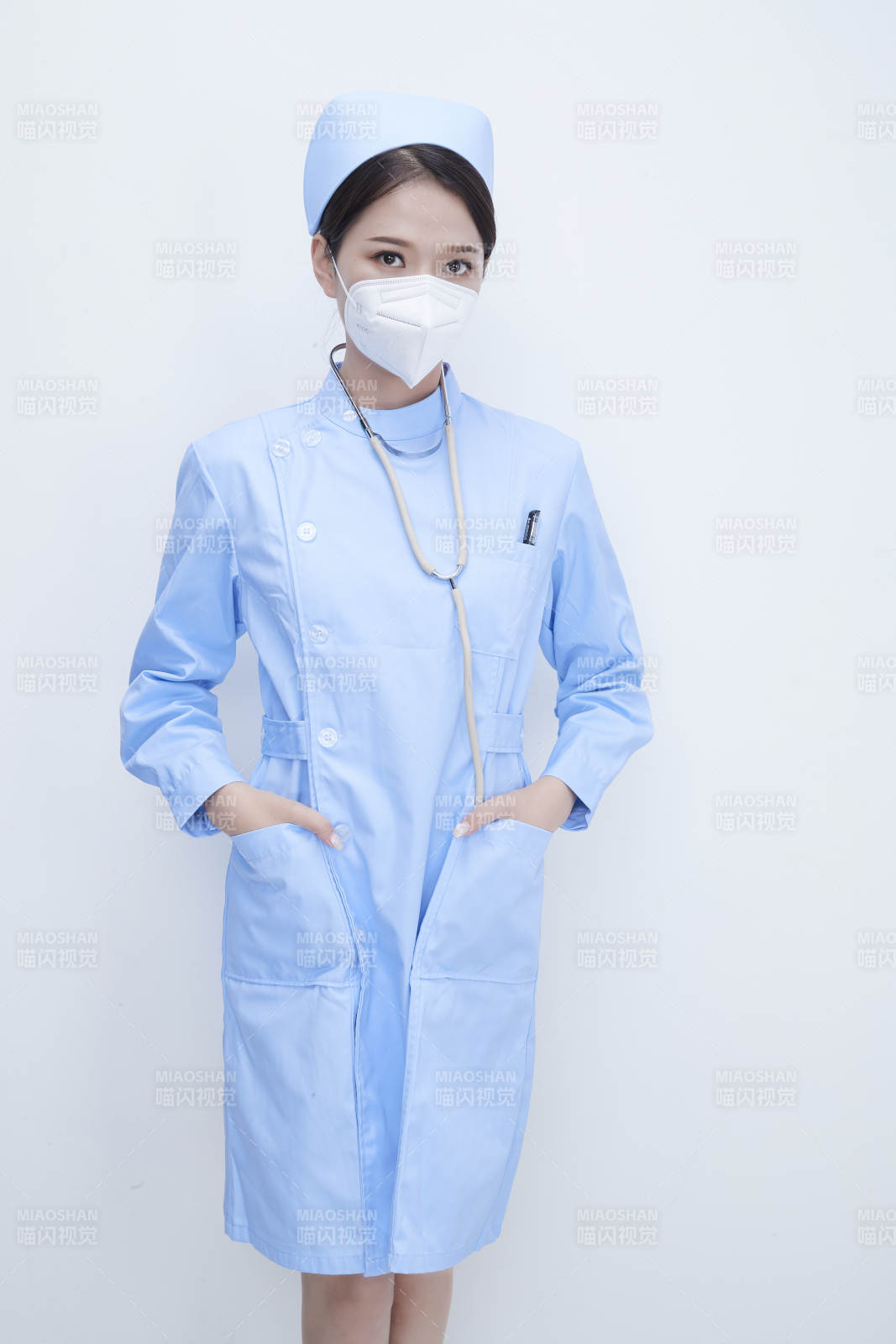 女性医护人员展示规范的口罩正确佩戴方式图片