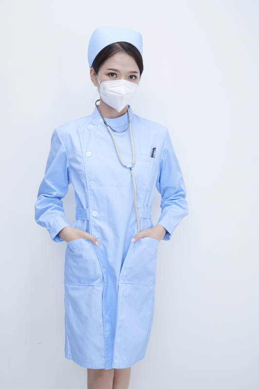 女性医护人员展示规范的口罩正确佩戴方式图片