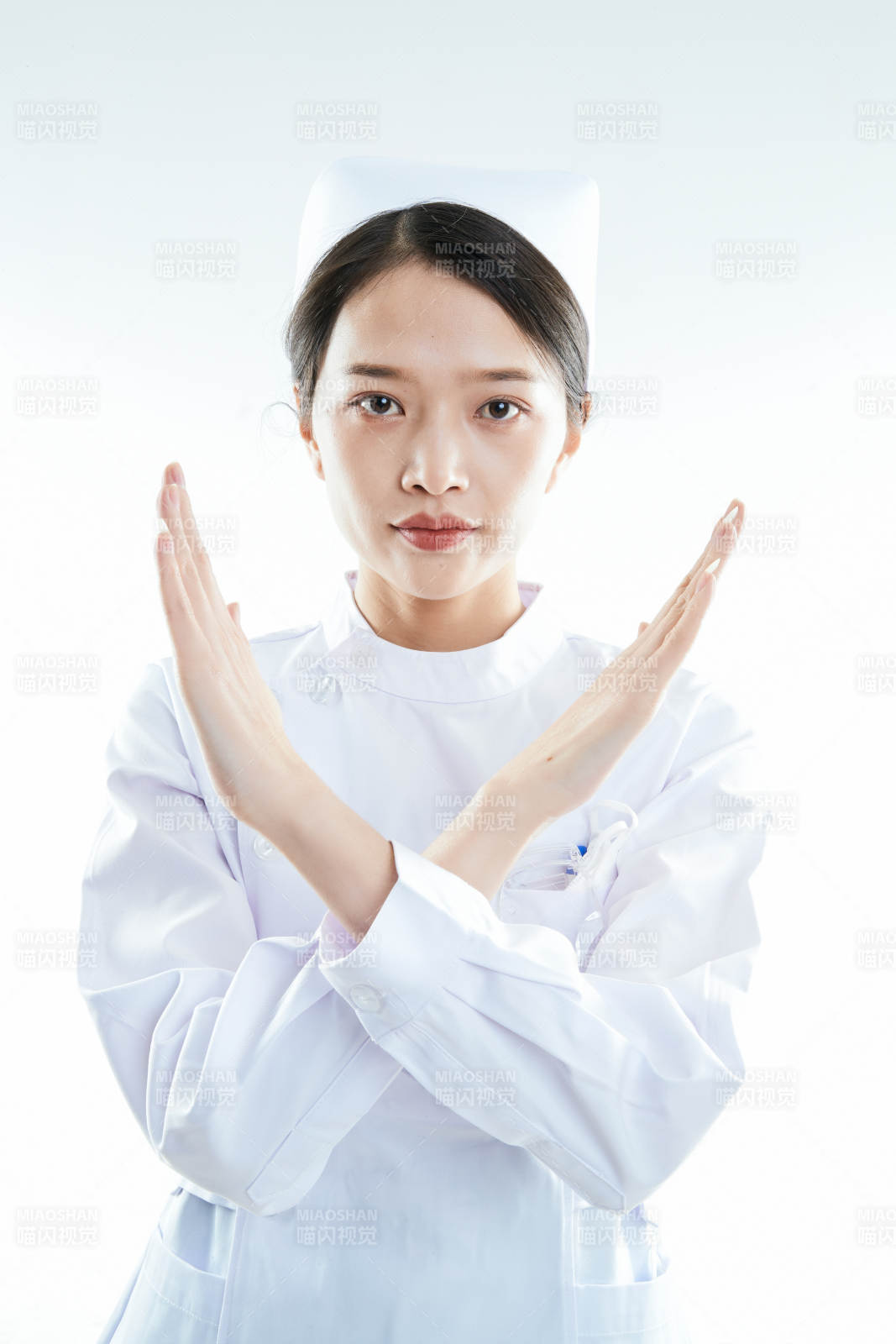 身穿护士的年轻女性医护人员图片