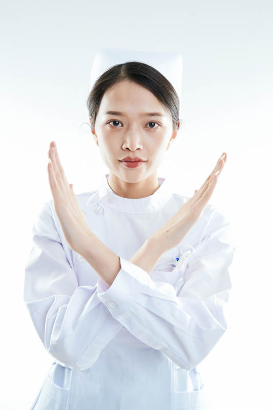 身穿护士的年轻女性医护人员图片