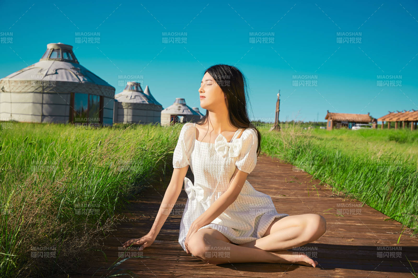 盛夏在草原湿地公园游玩的姑娘图片