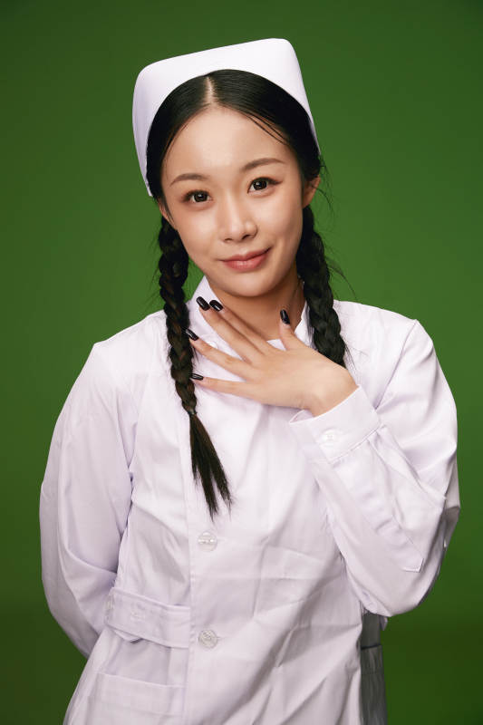 身穿白色护士服的年轻护士形象图片