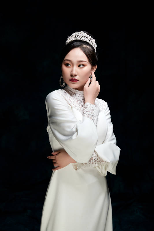 黑色背景下的女性复古婚纱妆面图片