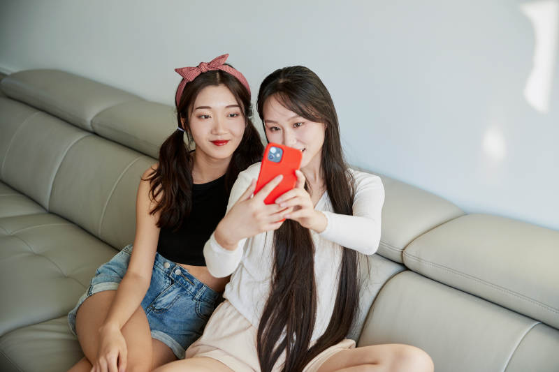 在家做主播直播的亚洲年轻闺蜜少女图片