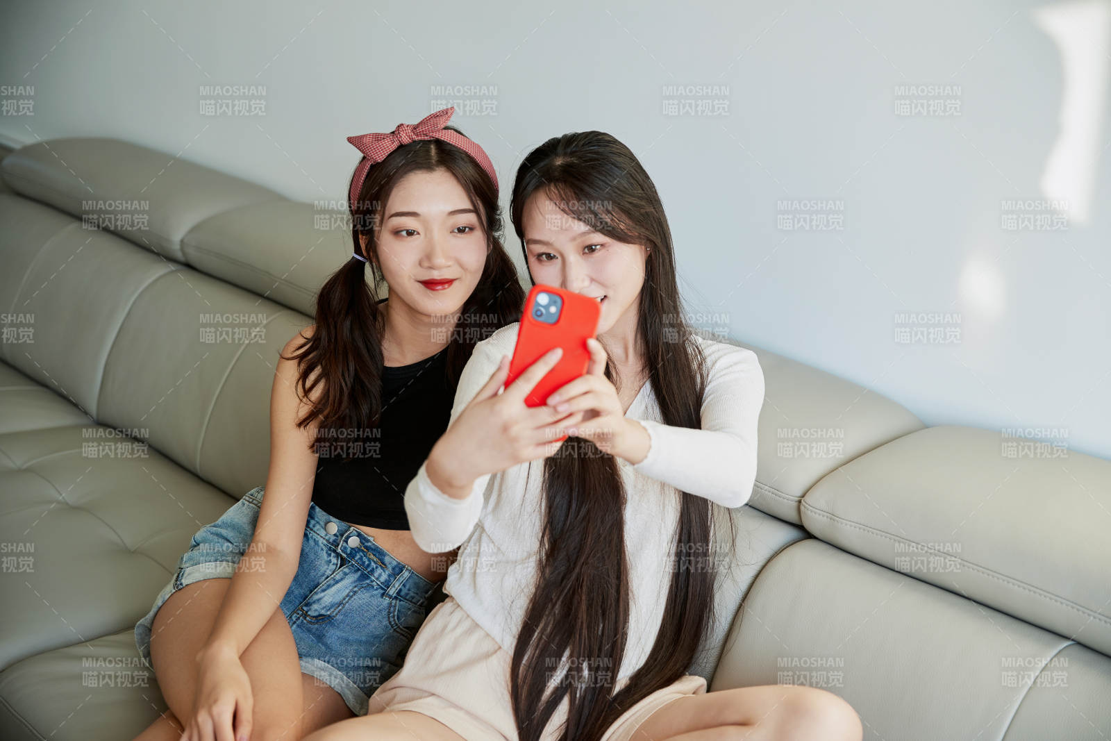 在家做主播直播的亚洲年轻闺蜜少女图片