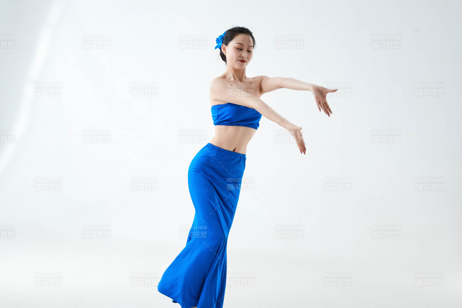 穿着傣族服饰跳孔雀舞的少女图片