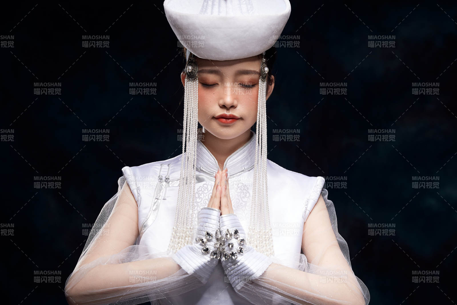 穿着蒙古族服饰的亚洲青年女性图片