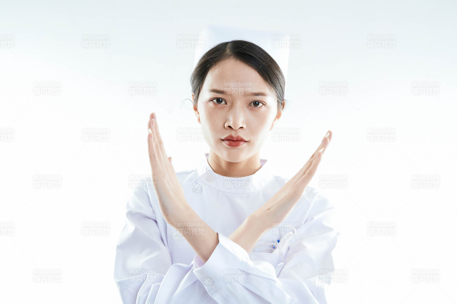 身穿护士的年轻女性医护人员图片