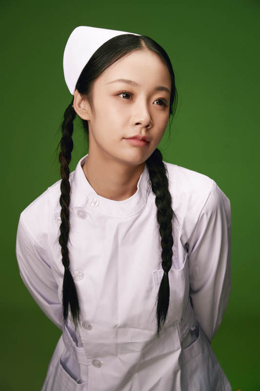 身穿白色护士服的年轻护士形象图片