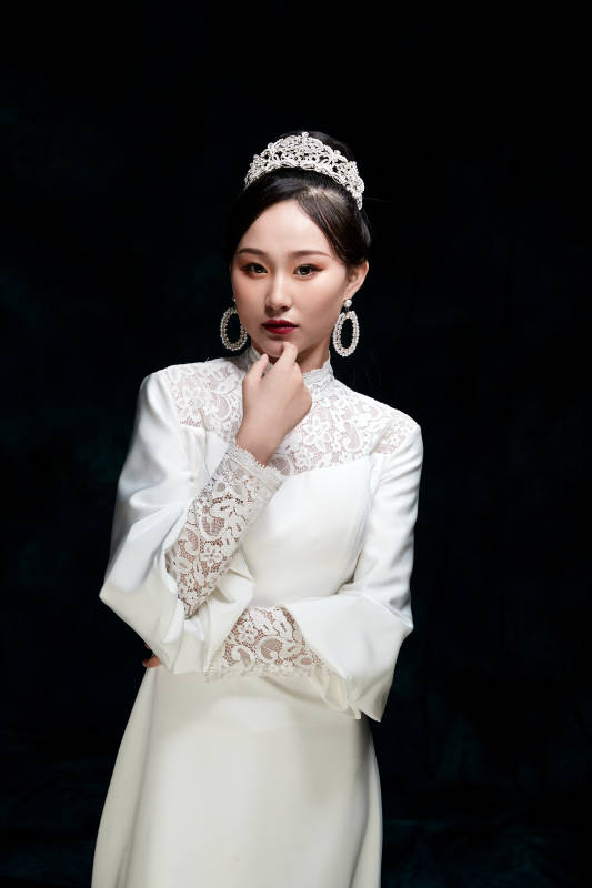 黑色背景下的女性复古婚纱妆面图片