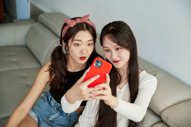 在家做主播直播的亚洲年轻闺蜜少女图片