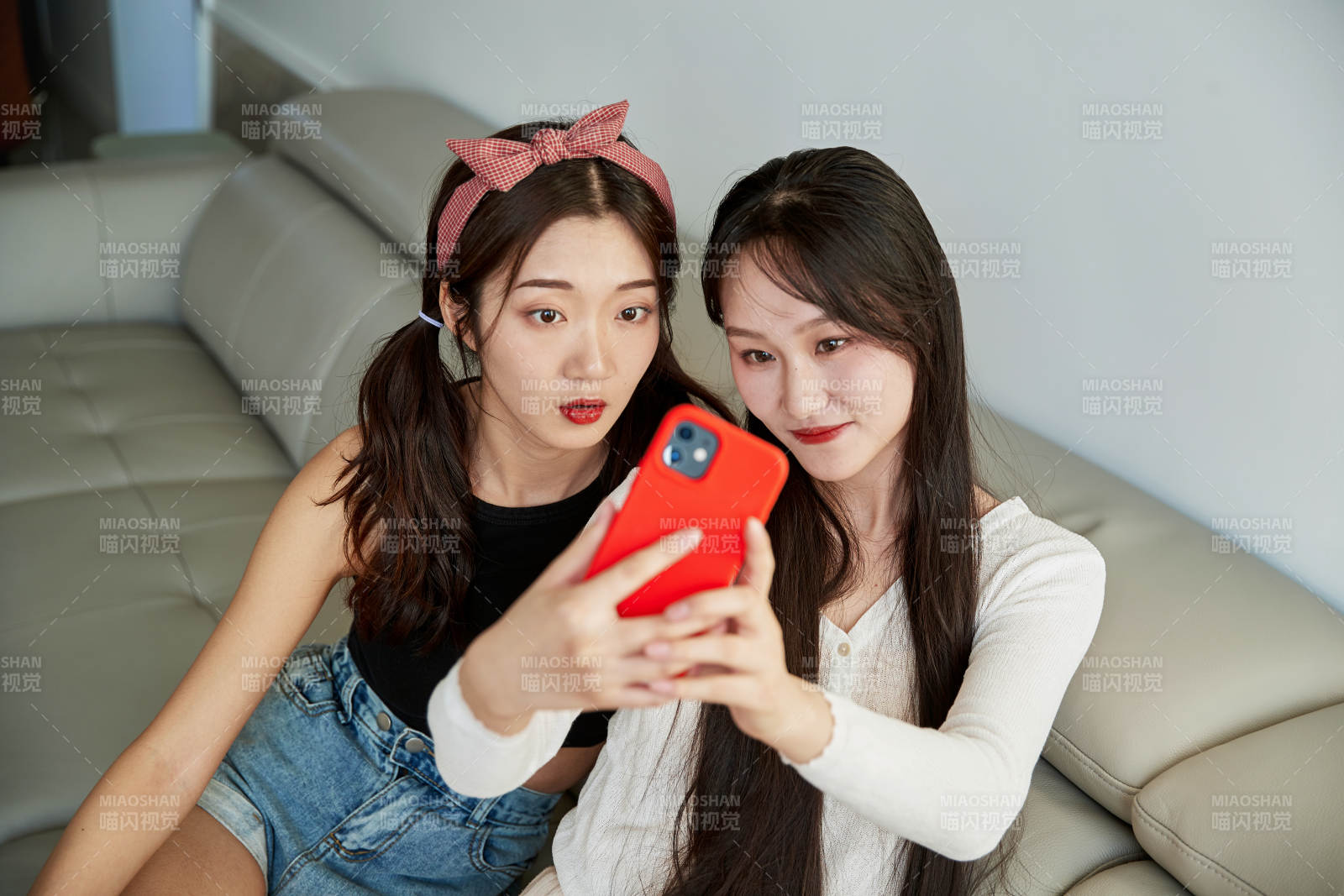 在家做主播直播的亚洲年轻闺蜜少女图片