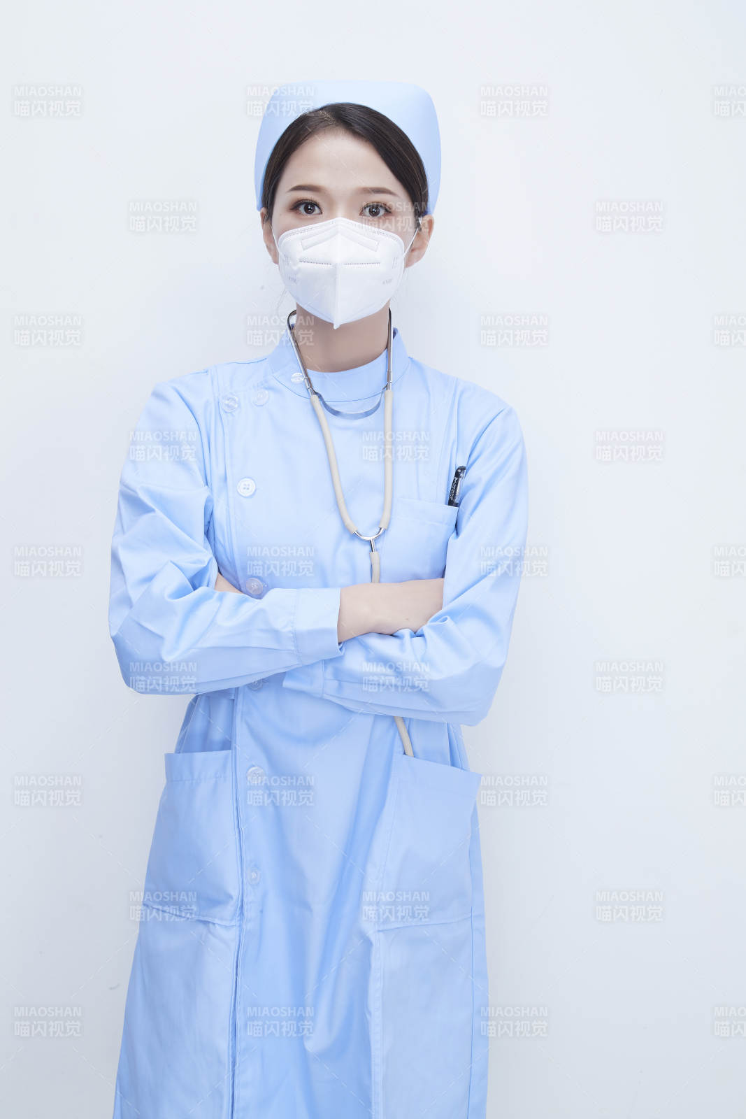 女性医护人员展示规范的口罩正确佩戴方式图片