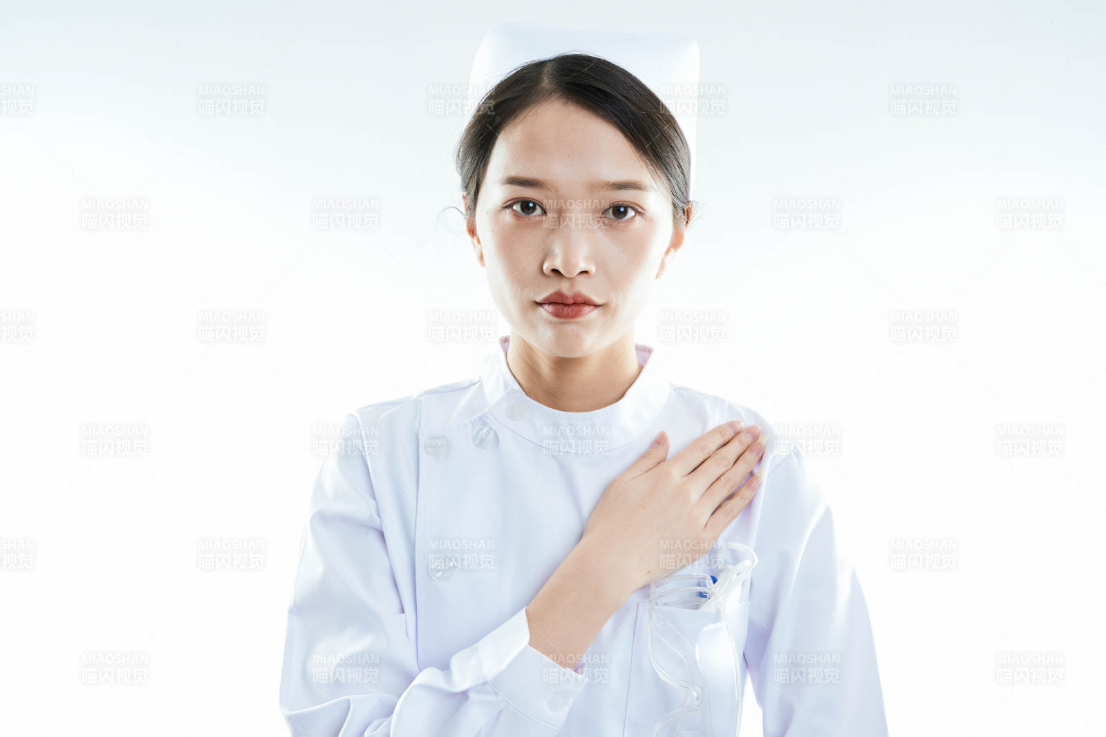 身穿护士的年轻女性医护人员图片