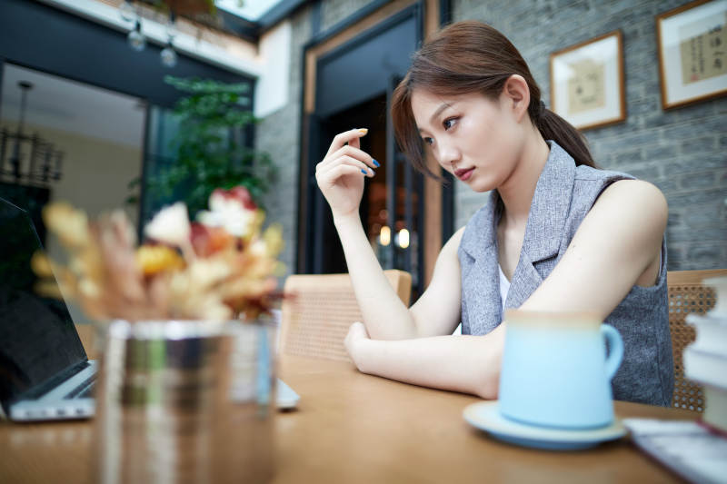 在室内使用电脑办公的亚洲白领女性图片