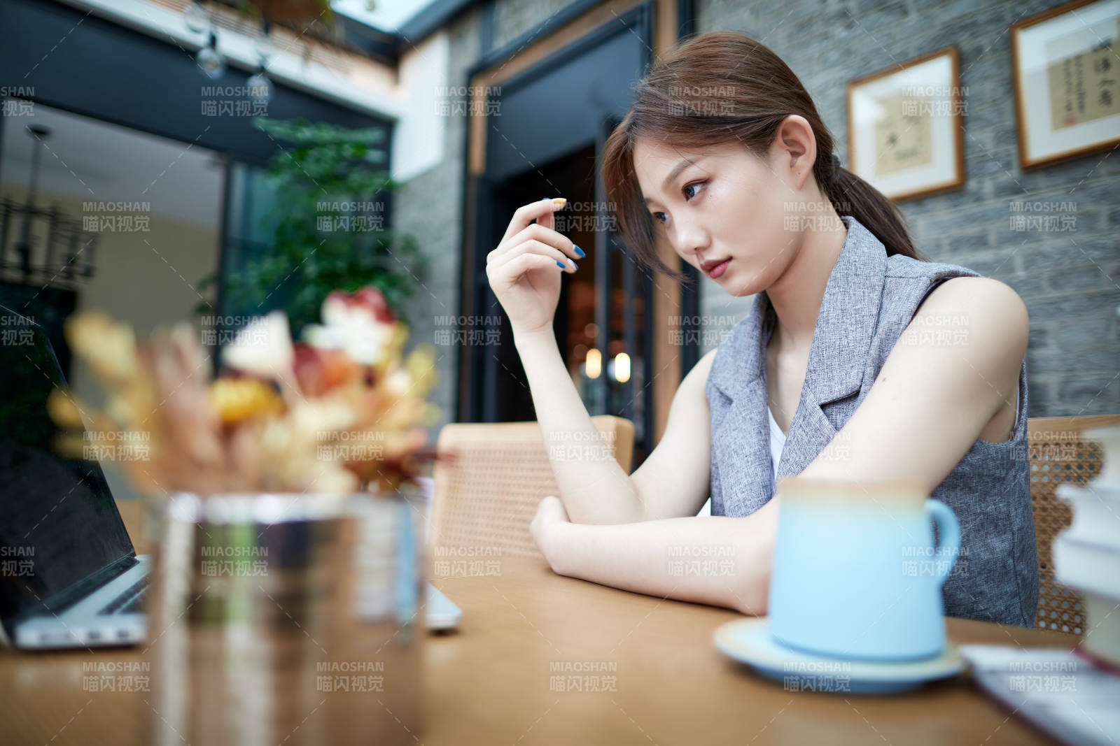 在室内使用电脑办公的亚洲白领女性图片