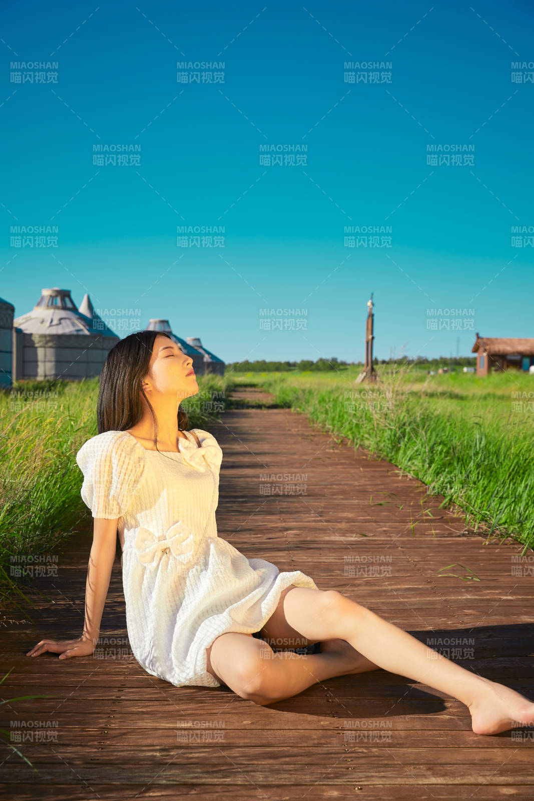 盛夏在草原湿地公园游玩的姑娘图片