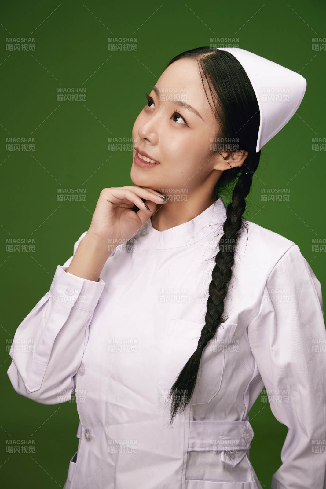 身穿白色护士服的年轻护士形象图片