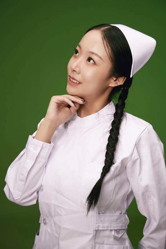 身穿白色护士服的年轻护士形象图片