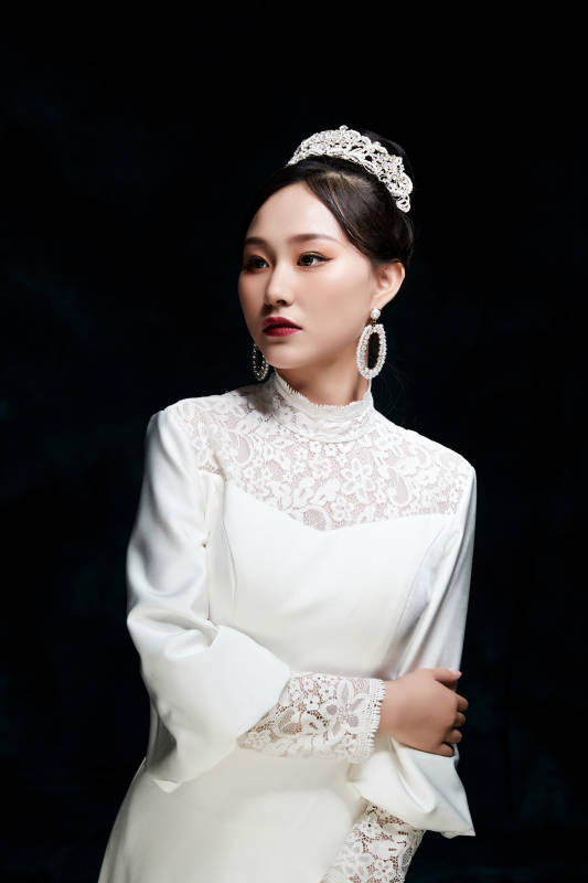 黑色背景下的女性复古婚纱妆面图片