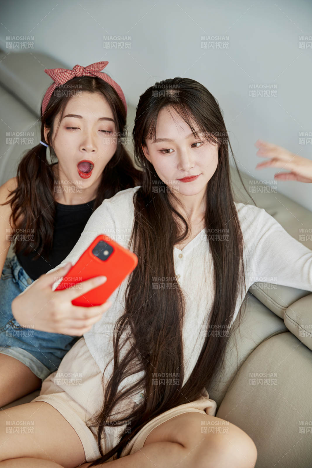 在家做主播直播的亚洲年轻闺蜜少女图片