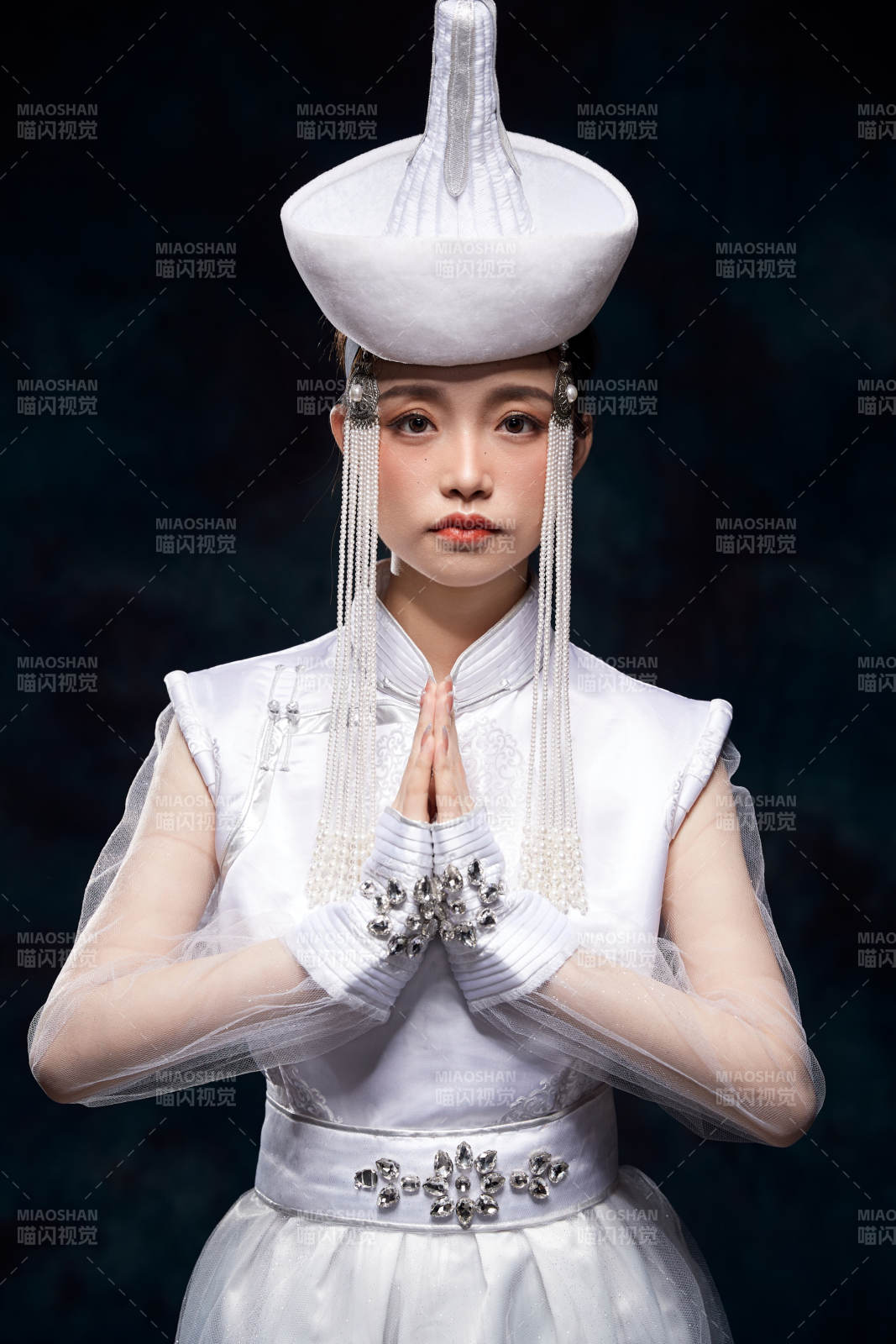 穿着蒙古族服饰的亚洲青年女性图片