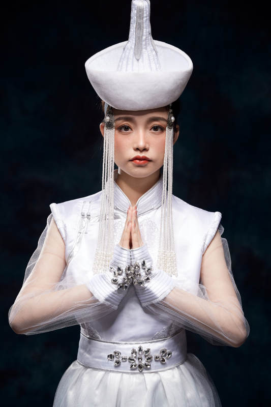 穿着蒙古族服饰的亚洲青年女性图片