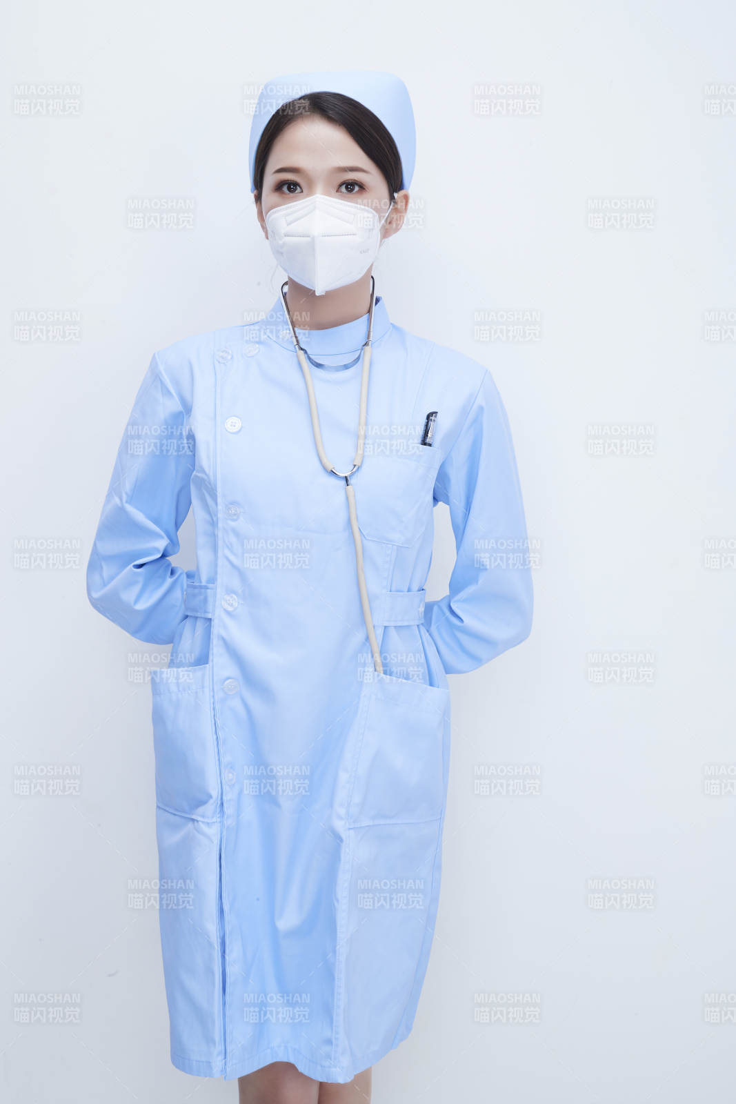 女性医护人员展示规范的口罩正确佩戴方式图片