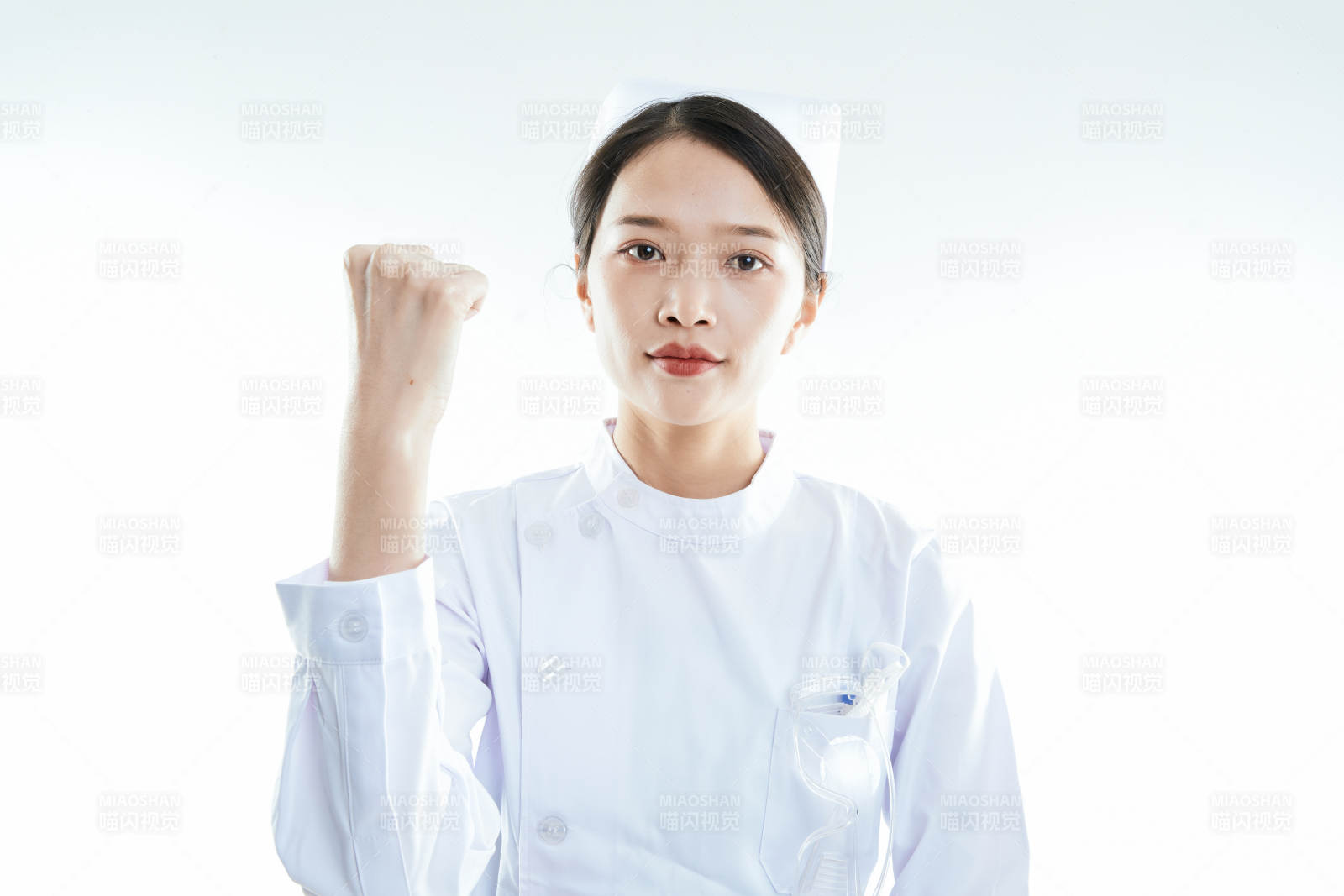 身穿护士的年轻女性医护人员图片