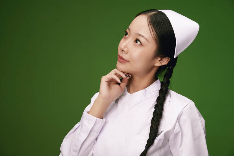身穿白色护士服的年轻护士形象图片