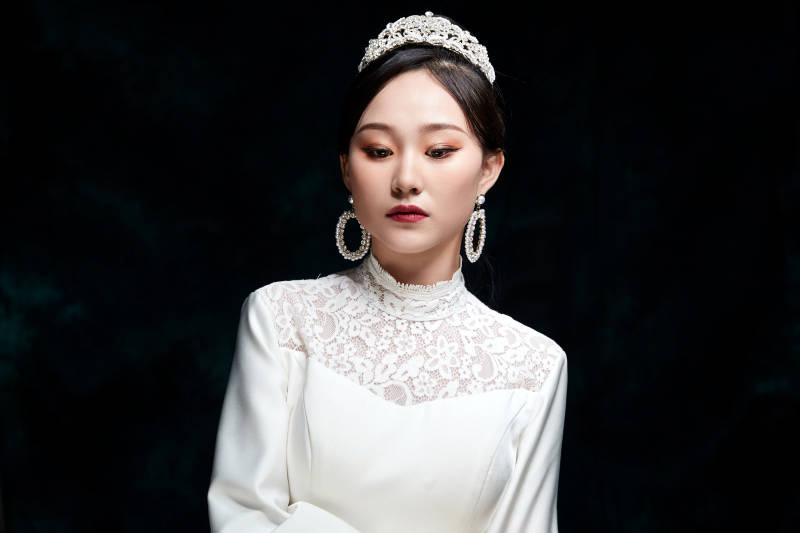 黑色背景下的女性复古婚纱妆面图片