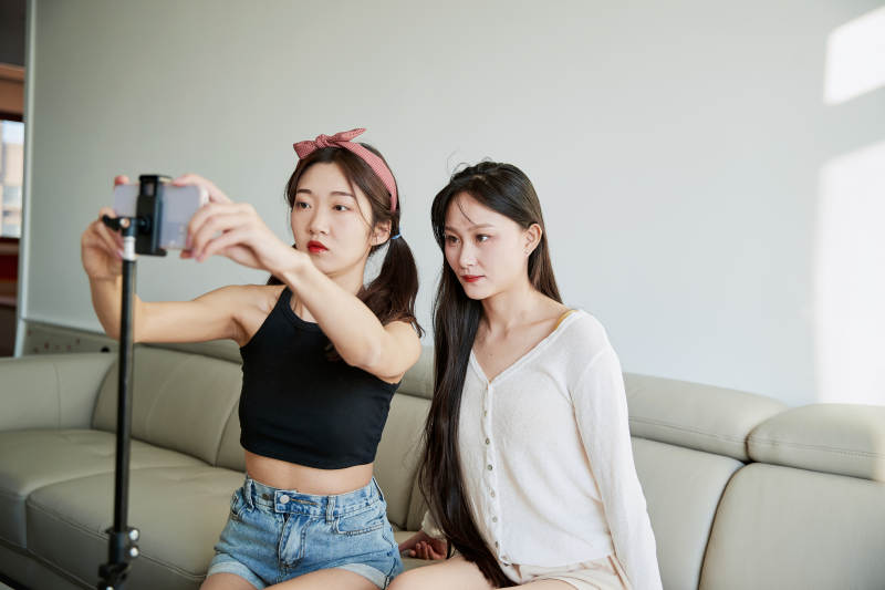 在家做主播直播的亚洲年轻闺蜜少女图片