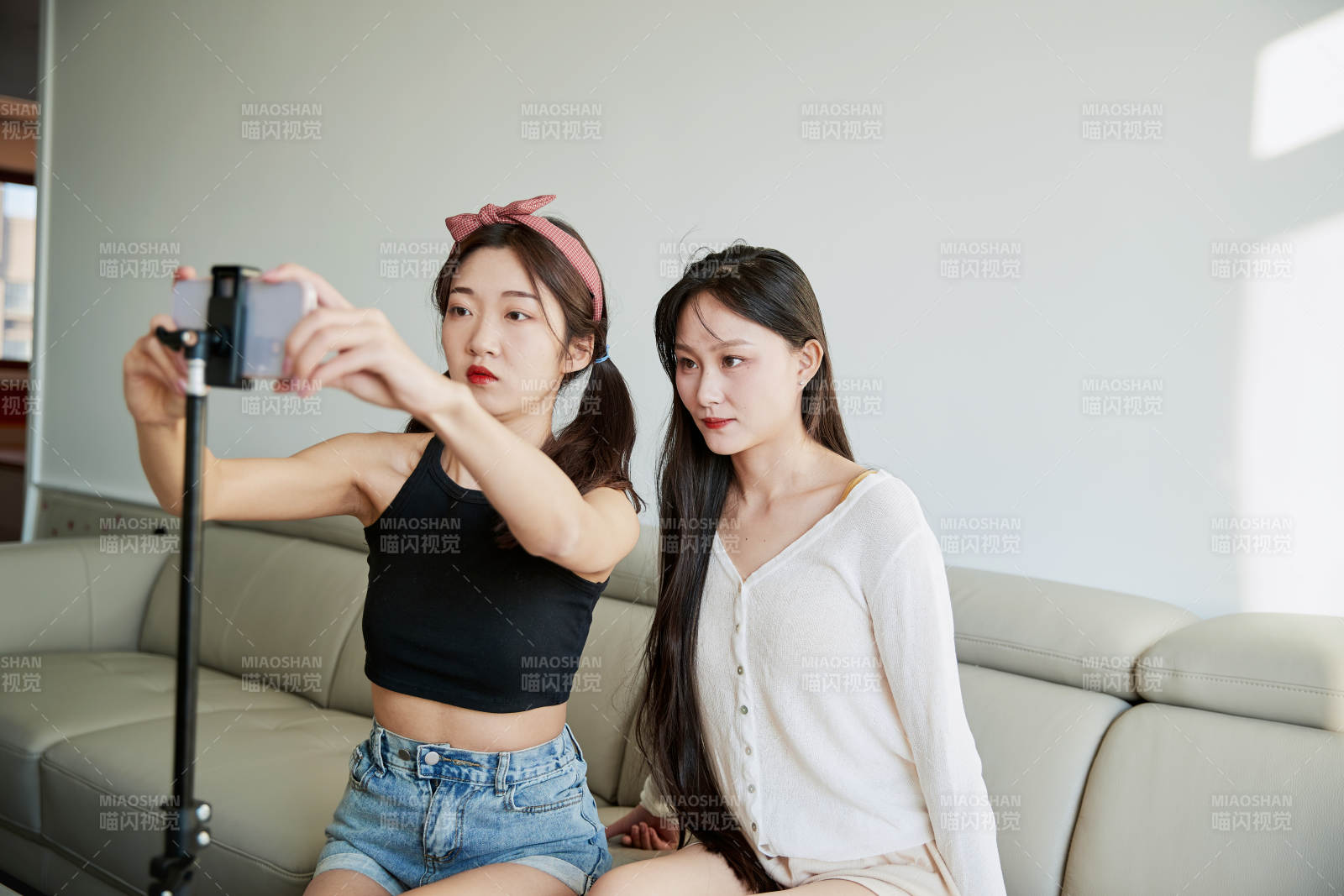 在家做主播直播的亚洲年轻闺蜜少女图片